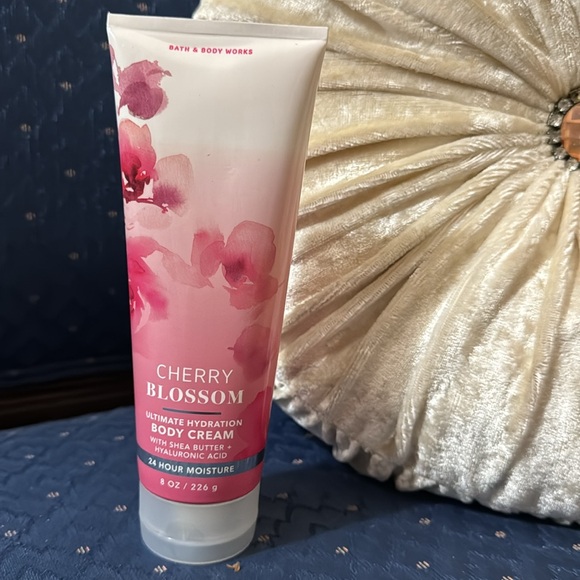 BATH & BODY WORKS SET. . ..CHERRY BLOSSOM SCENT - Picture 3 of 6